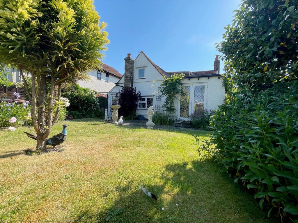 Lot: 147 - DETACHED TWO-BEDROOM COTTAGE IN POPULAR RESIDENTIAL LOCATION - Rear elevation and garden at Rose Cottage